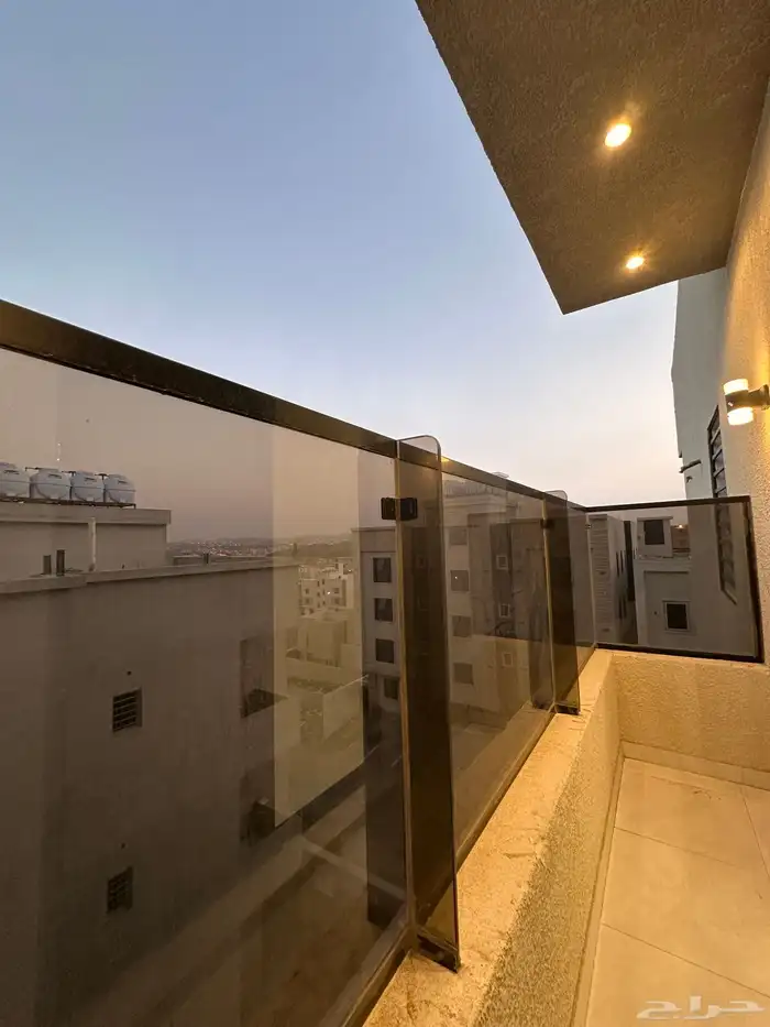 للبيع شقق علويه بدرج داخلى للسطح بالقرب من مطار ابها 4