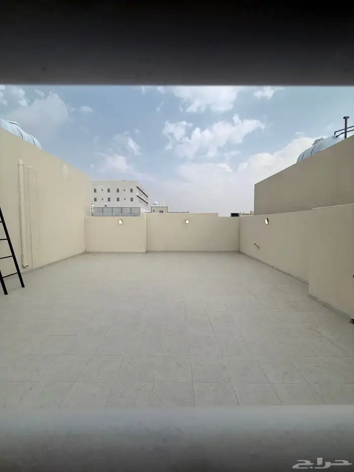 للبيع روف علوي بملحق وبايكه سياره بالمحاله ابها مساحه 380 م 16