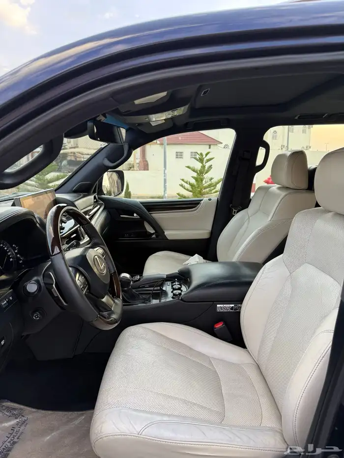 لكزس 2017 LX570 فل كامل سعودي وكالة على حالتة بدون ترهيم 24
