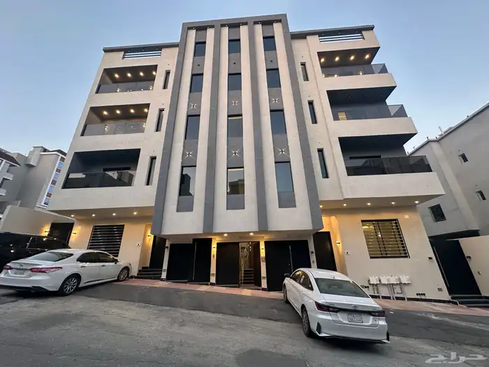 للبيع شقق علويه بدرج داخلى للسطح بالقرب من مطار ابها 0