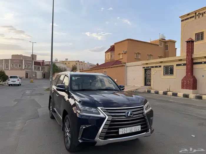 لكزس 2017 LX570 فل كامل سعودي وكالة على حالتة بدون ترهيم 3