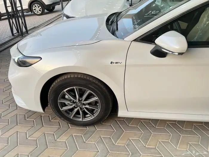 تويوتا كامري E هايبرد 2025 1