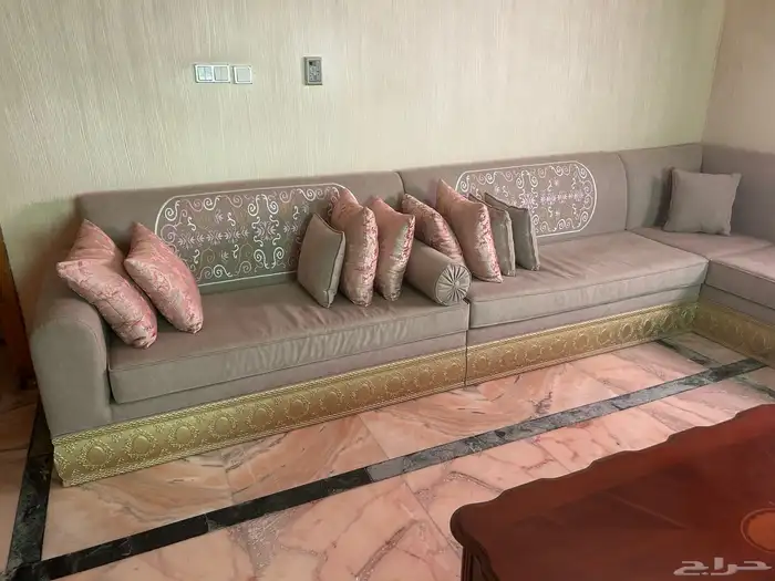 اثاث للبيع كنب مع طاولات مع دولاب حفظ الملفات 7