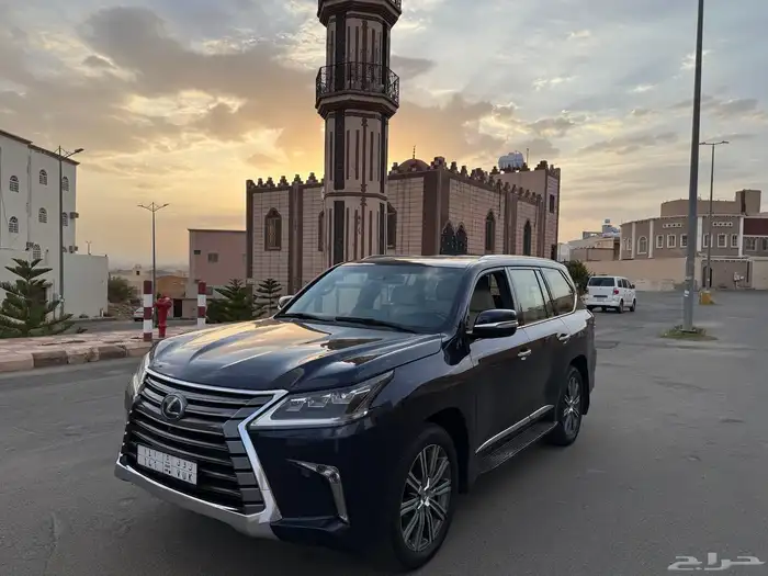 لكزس 2017 LX570 فل كامل سعودي وكالة على حالتة بدون ترهيم 0