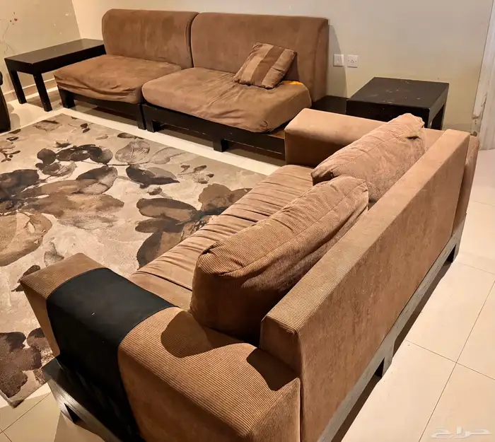 طقم كنب مع طاولات مستعمل للبيع 1