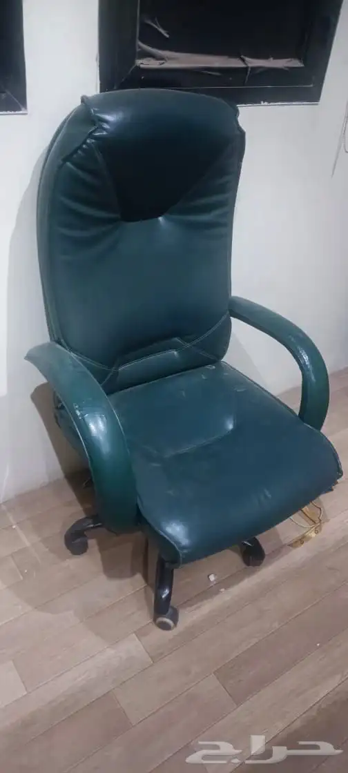 مكاتب وكراسي موظفين وطاولة اجتماعات 14