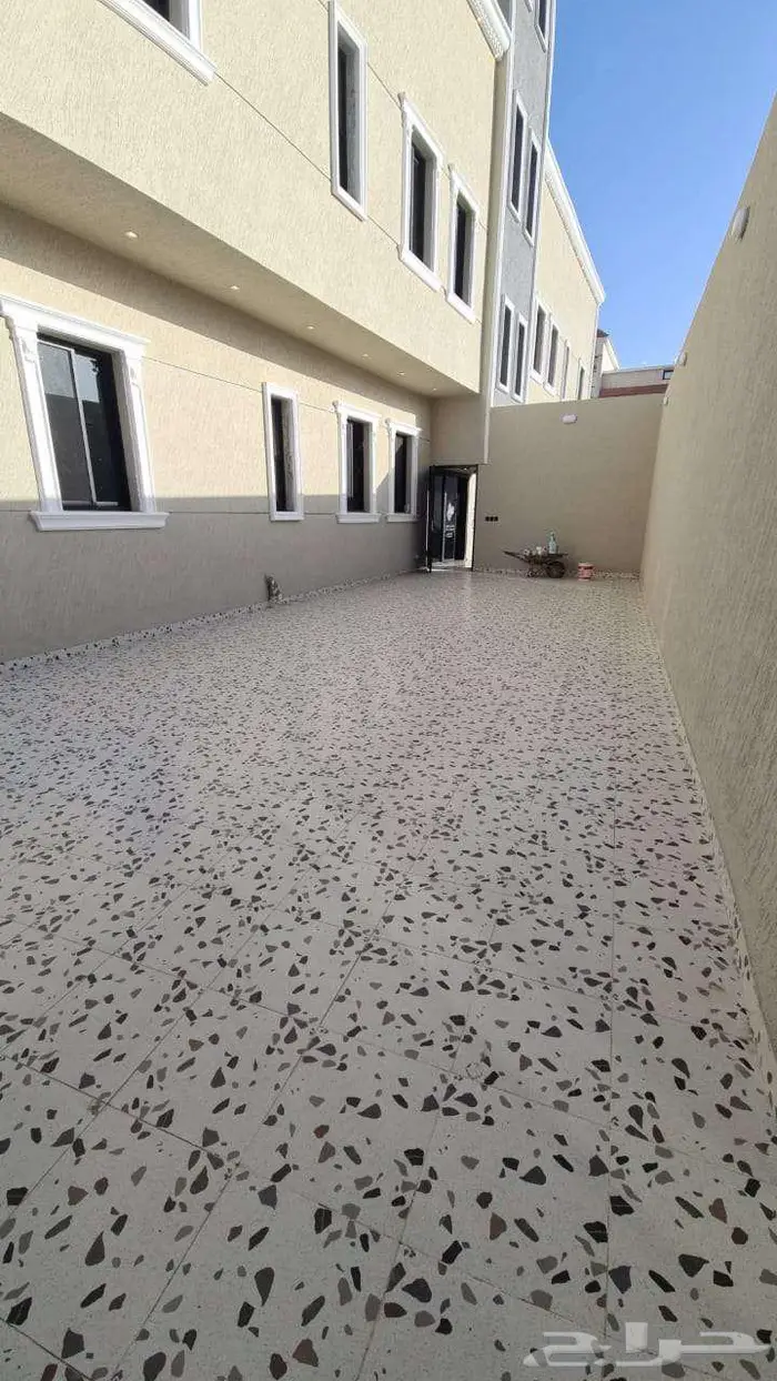 شقق وملامحق بحوش مستقل بحي الجال ب 650 الف 2