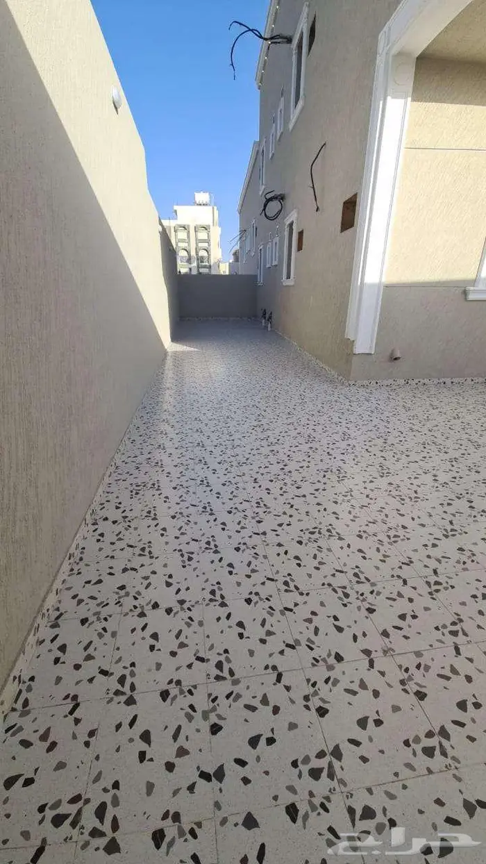 شقق وملامحق بحوش مستقل بحي الجال ب 650 الف 0