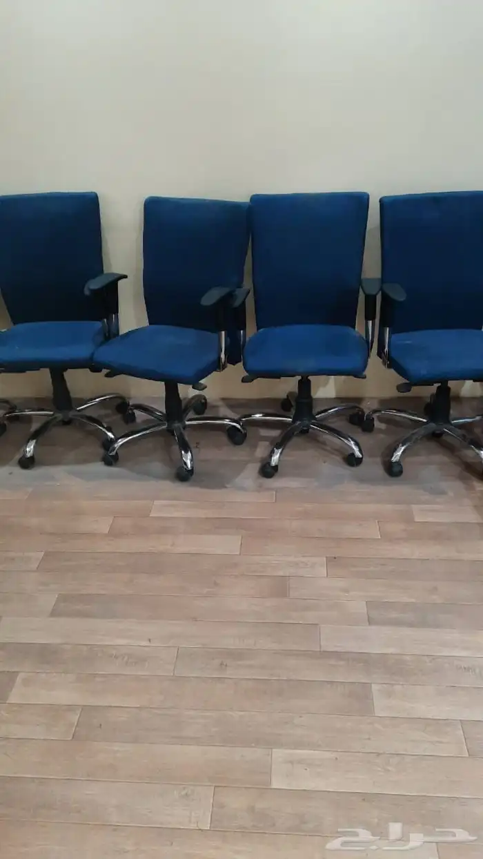 مكاتب وكراسي موظفين وطاولة اجتماعات 8