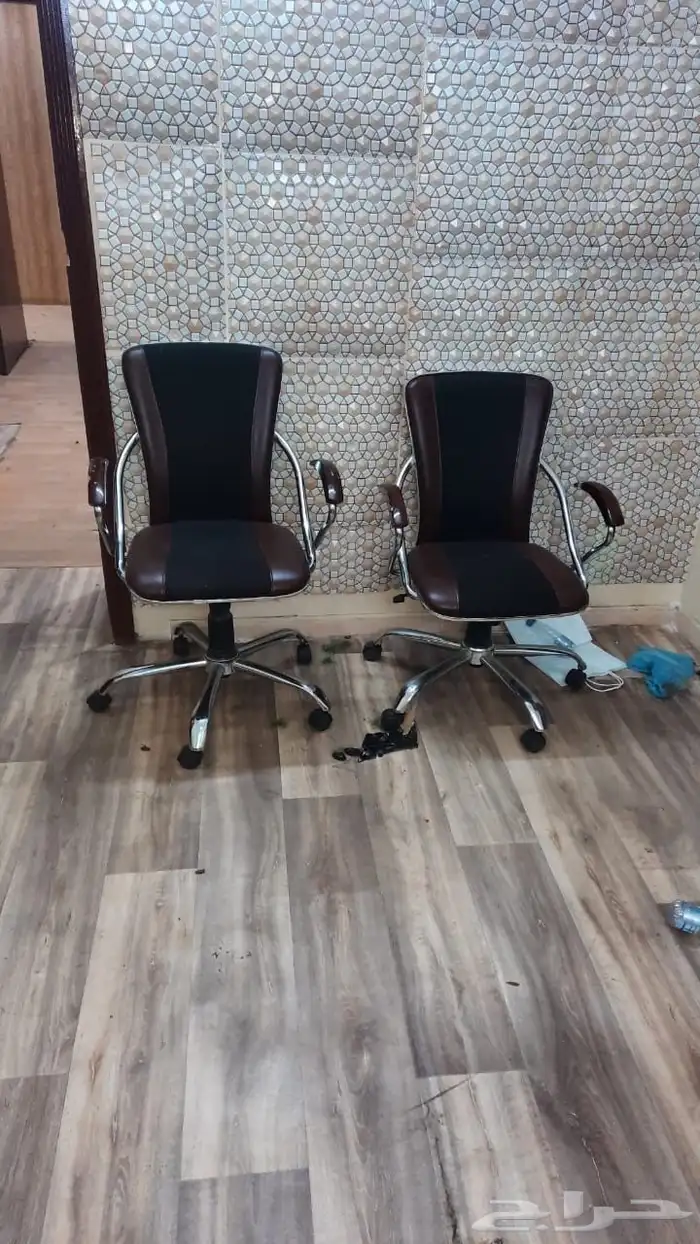 مكاتب وكراسي موظفين وطاولة اجتماعات 1