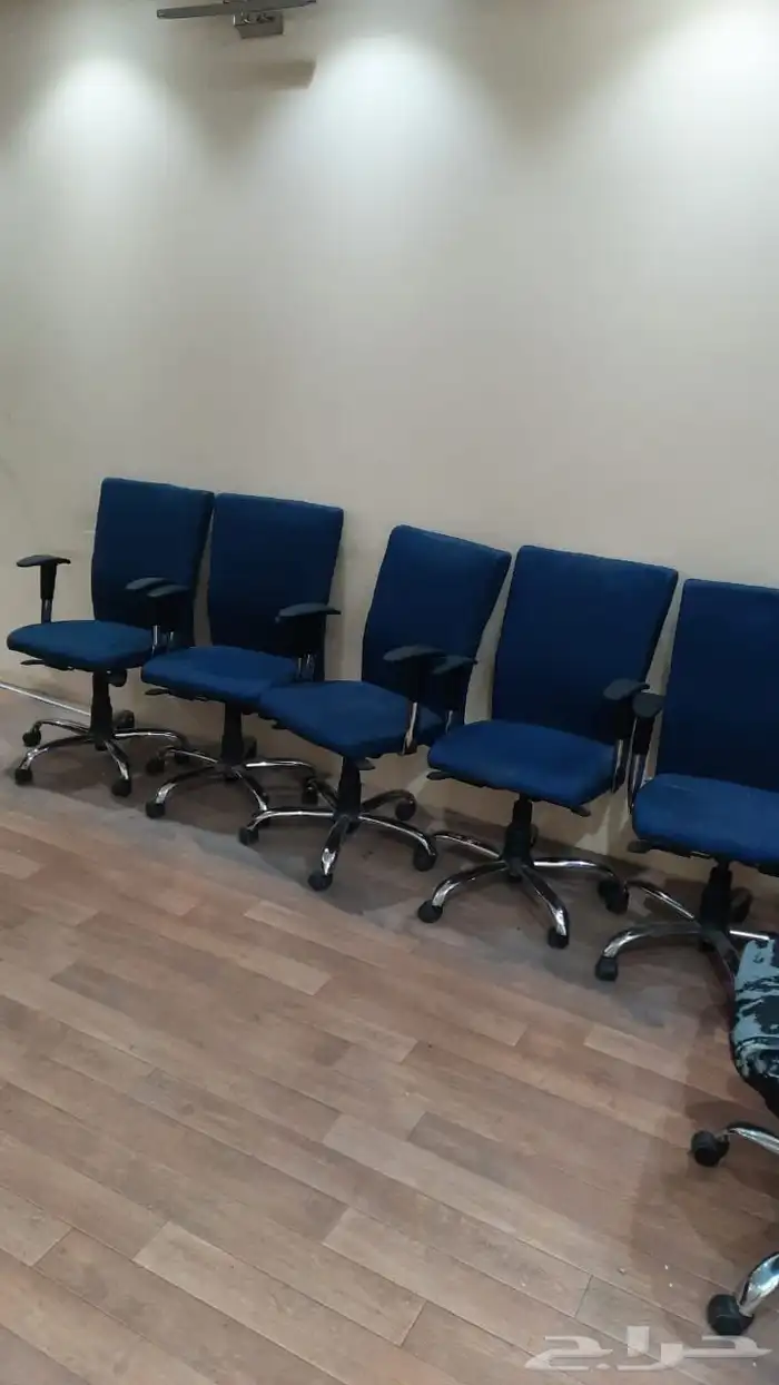 مكاتب وكراسي موظفين وطاولة اجتماعات 10