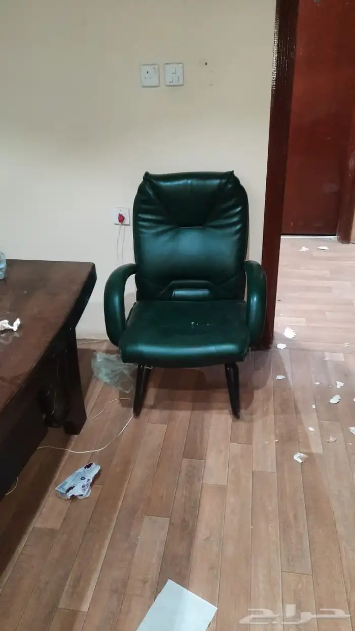 مكاتب وكراسي موظفين وطاولة اجتماعات 6