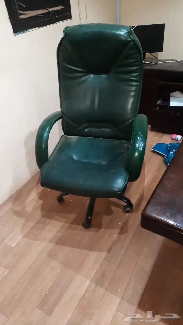 مكاتب وكراسي موظفين وطاولة اجتماعات 2