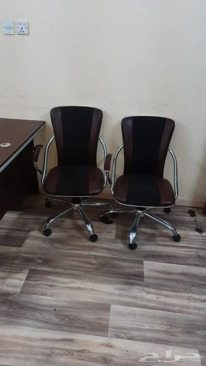مكاتب وكراسي موظفين وطاولة اجتماعات 4