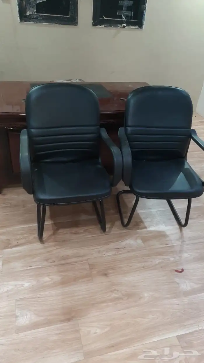 مكاتب وكراسي موظفين وطاولة اجتماعات 3