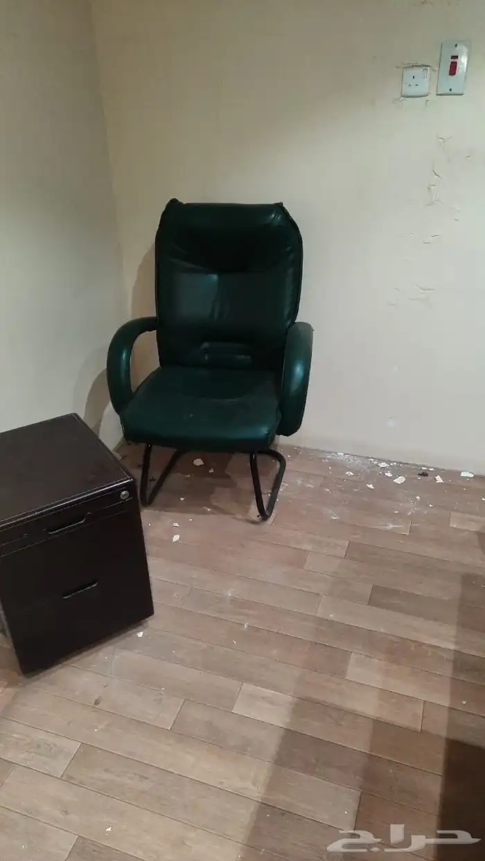 مكاتب وكراسي موظفين وطاولة اجتماعات 5