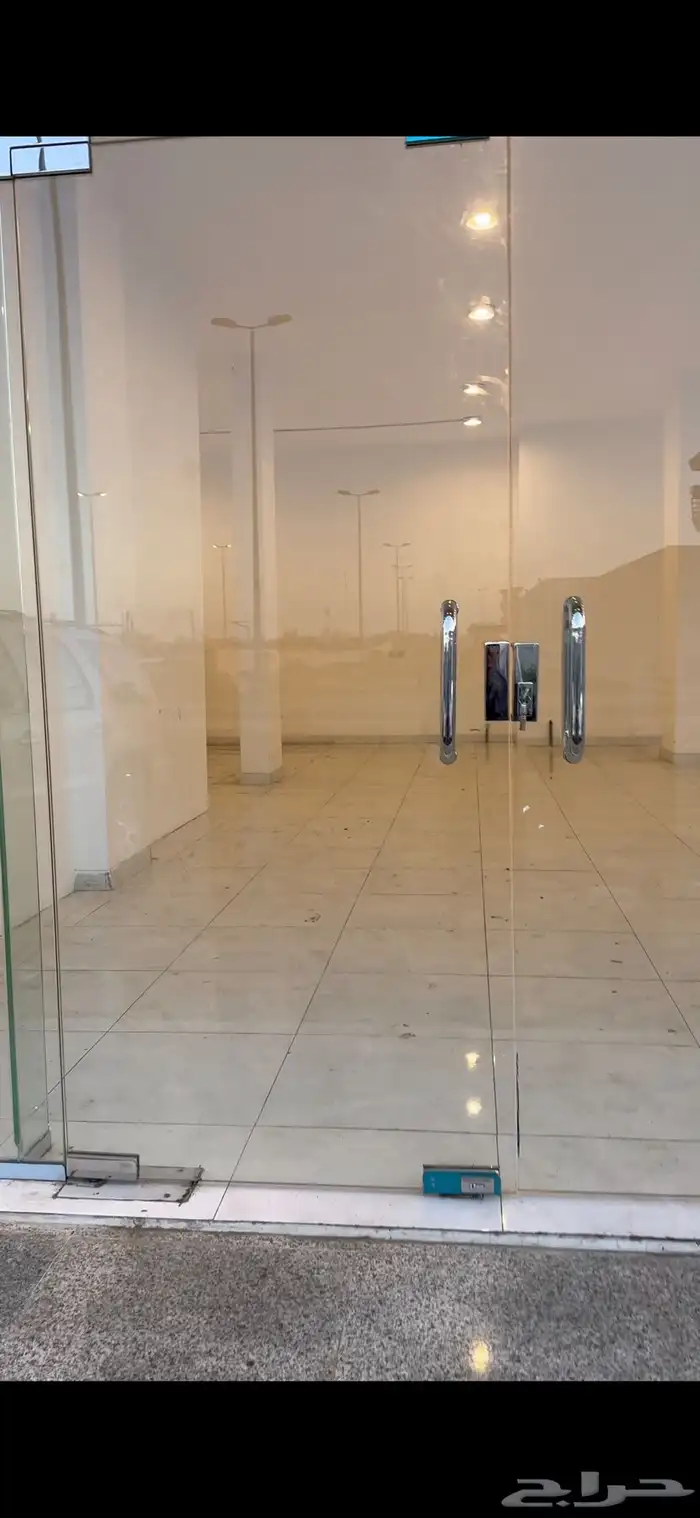 محلات او مستودع للايجار شبه جديده في مدخل الراقي بسعر مغري 1