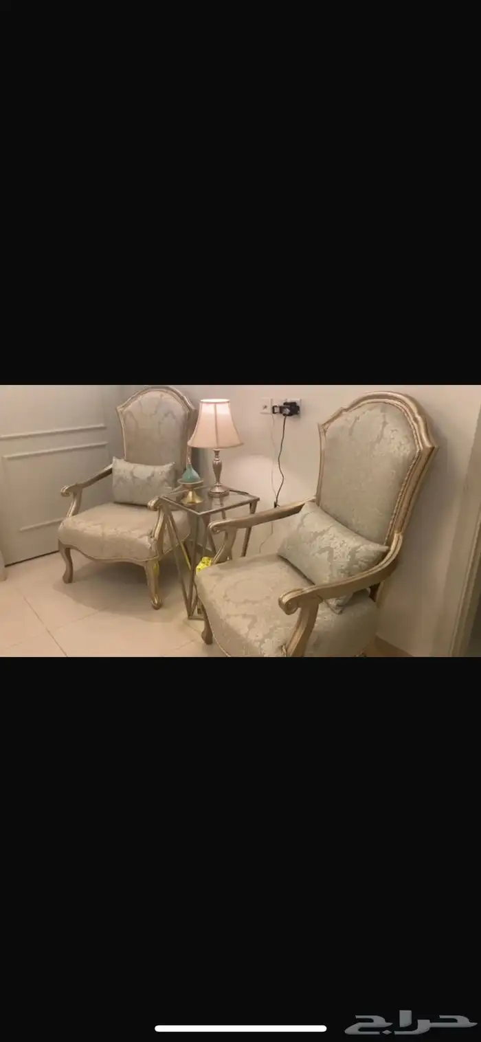 كنب للبيع بحاله ممتازه جدا مع الطاولات والستاره واللكسسوارا 0