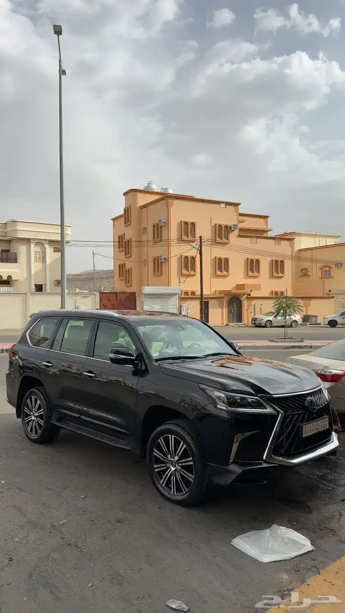 جيب لكزس اسود من داخل اف وايت شي فريد من نوعه للبيع 0