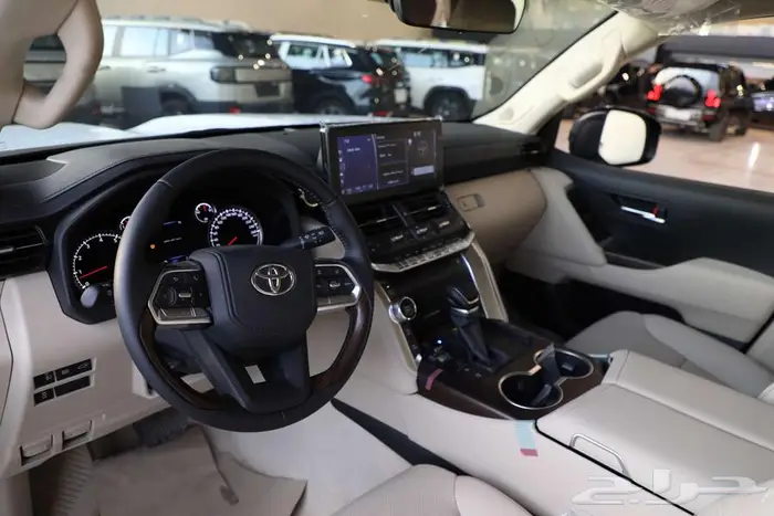 تويوتا لاندكروزر GXR L5 الساير أسود 2024 8