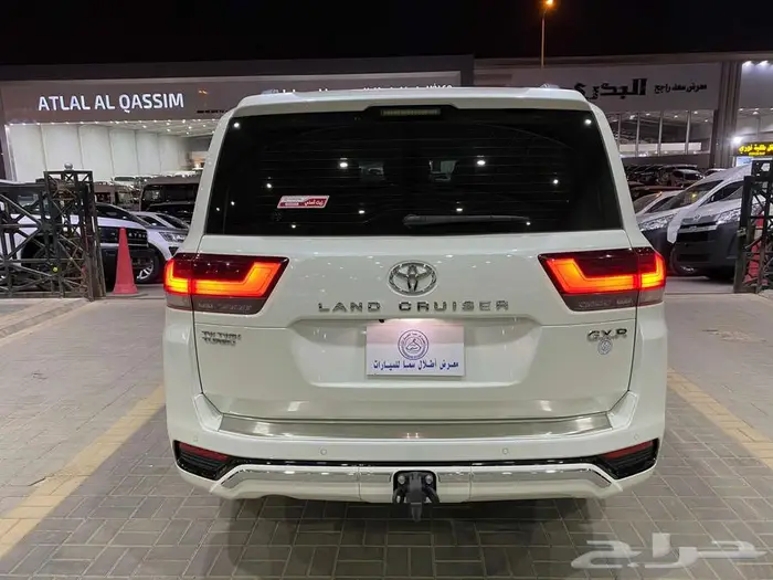 تويوتا جي اكس ار 3 موديل 2023 ابيض ديزل ماشيه 48000كم 17