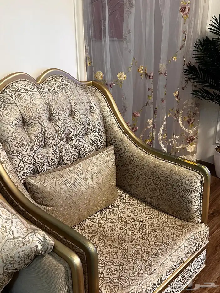 طقم كنب وغرفه سفره وطقم طاولات 9