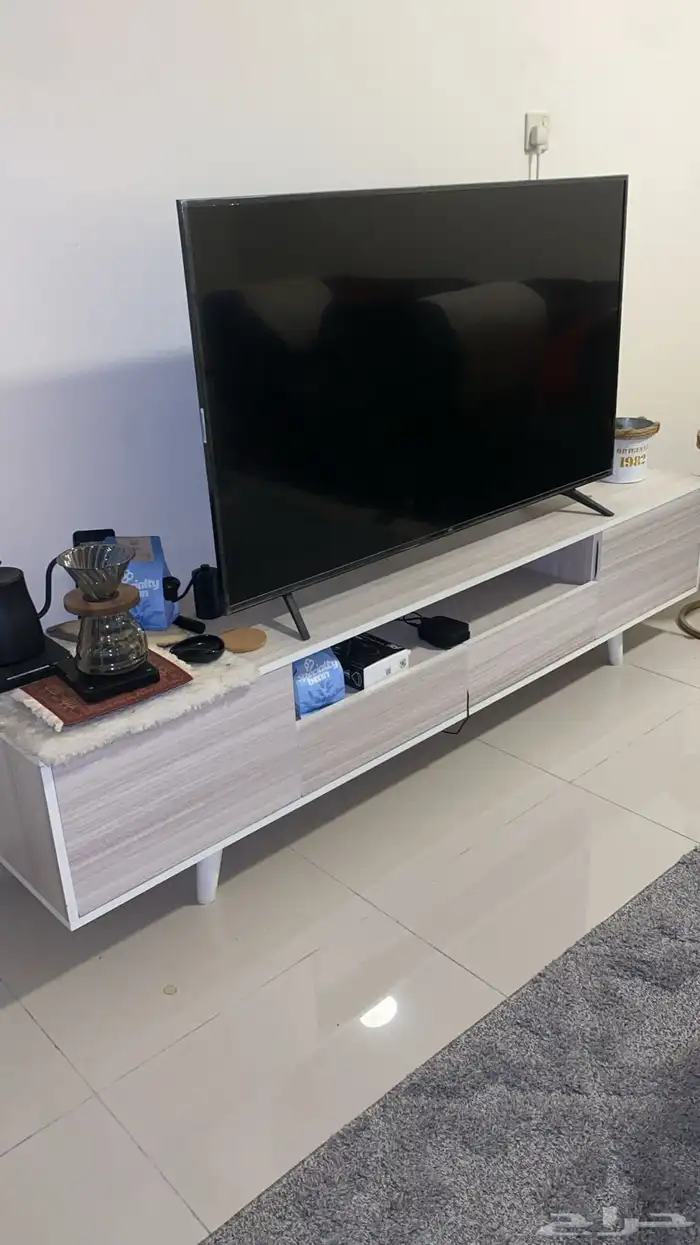 شاشه مع الطاولة 1