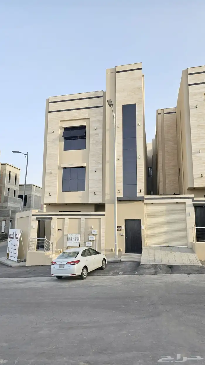 للبيع شقق ارضيه وعلويه ف حي الضيافه طريق ابهاا الخميس 0