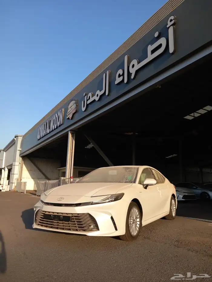 تويوتا كامري E بلص هايبرد 2025 ابيض 15
