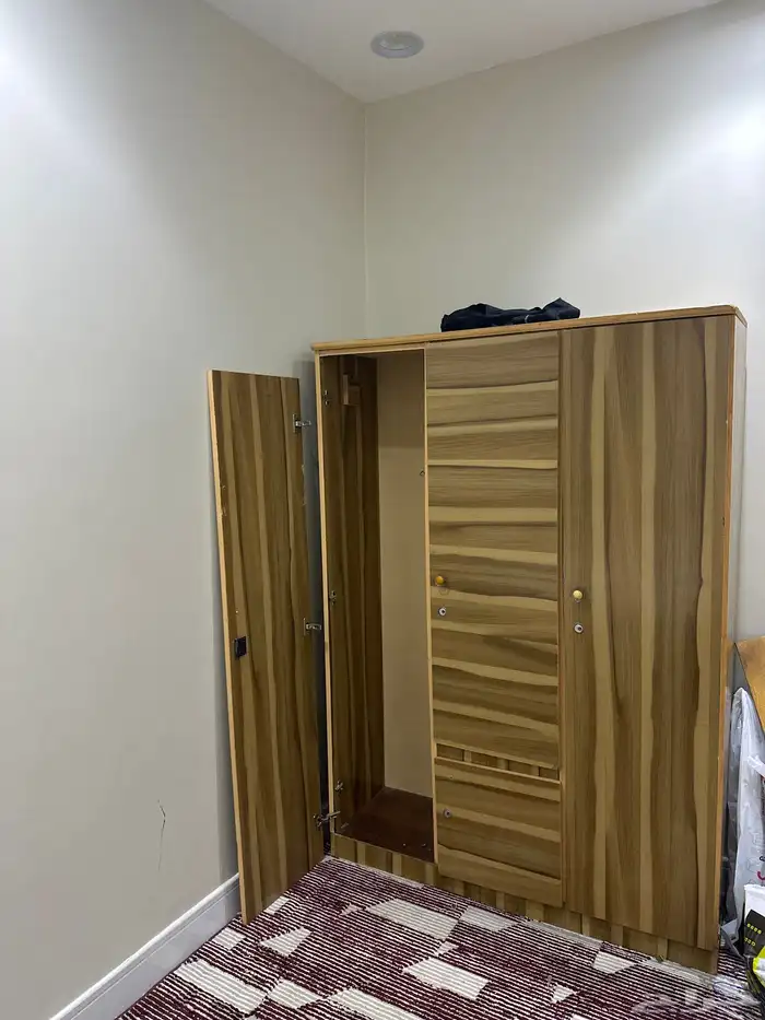 سررين نفر ونص مع مراتب مع 2كمودينه فرشه  دولاب 1