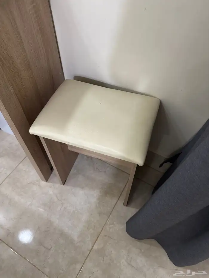 تسريحة مع كرسي نظيفة للبيع 1