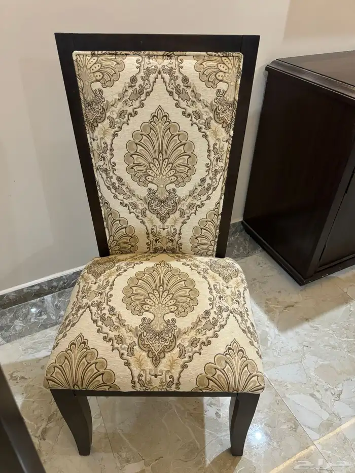 طاولة طعام من المطلق 0