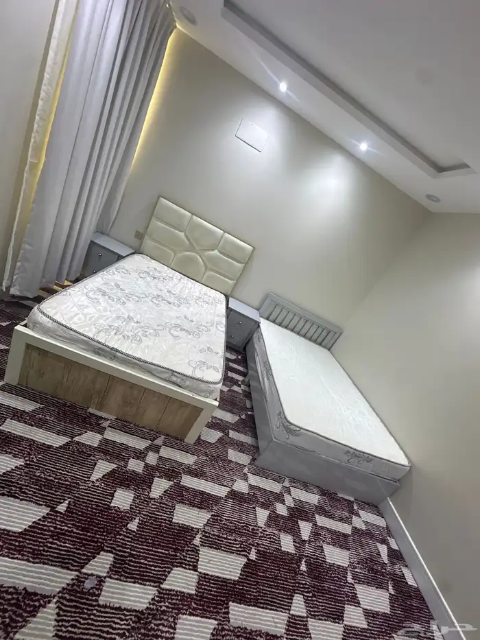 سررين نفر ونص مع مراتب مع 2كمودينه فرشه  دولاب 0