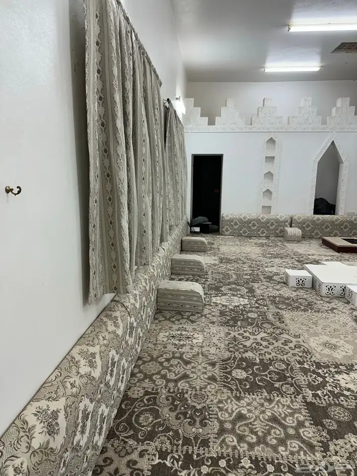 فرشه ومساند وطاوله 9 5 3