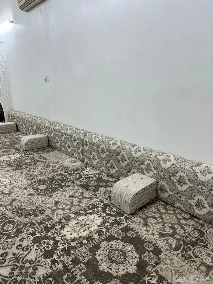 فرشه ومساند وطاوله 9 5 1