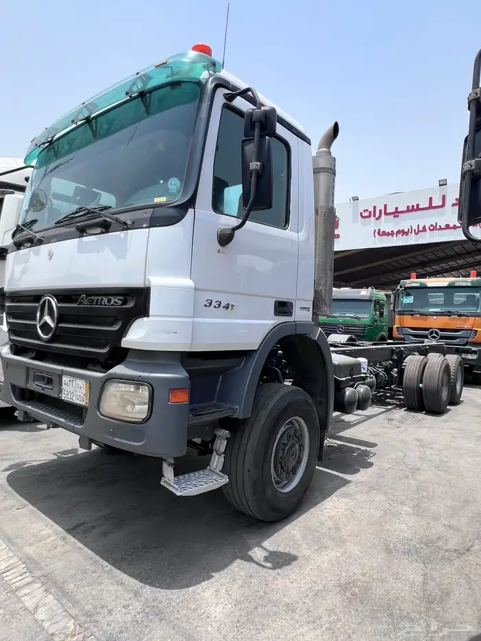 حراج معرض رائد للسيارات كل يوم جمعة 25