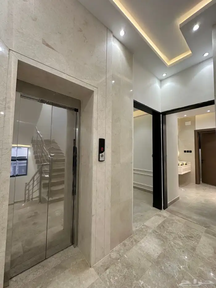 للبيع شقق تمليك علوي شغل وتشطيب VIP بسطح ومصعد بحي الضيافه 6