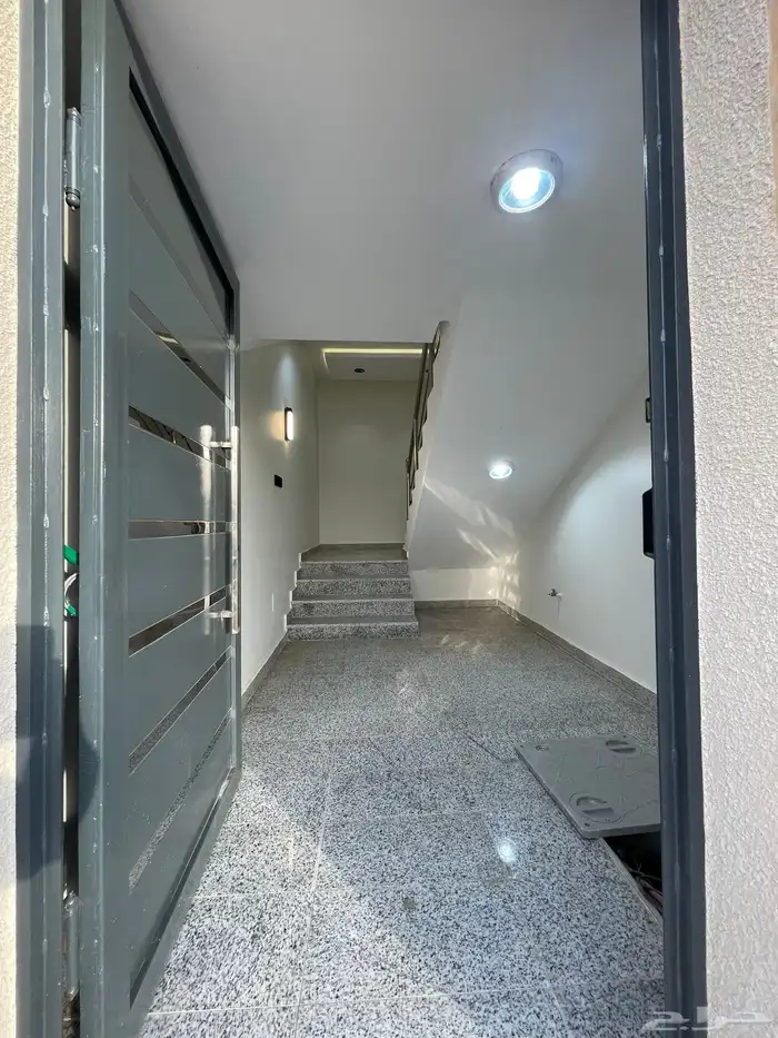 للبيع شقق ارضيه ورواف علويه احد رفيده حى النزهه 23