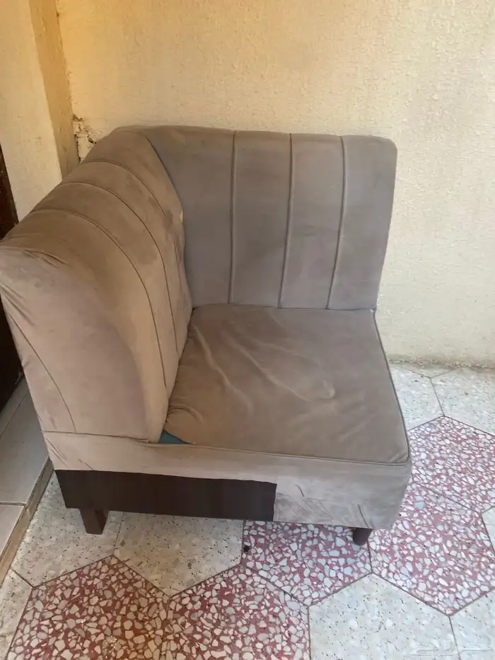 كنب 8 انفار طيب ونظيف البيع سمح مره بسبب اخلاء المنزل 1