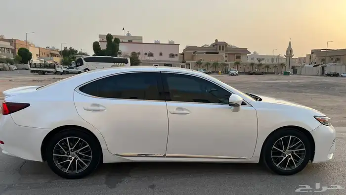 لكزس اي اس 1
