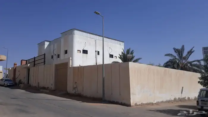 للبيع فيلا ببريدة حي البساتين على 4 شوارع 13
