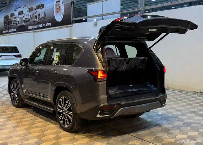 لكزس LX600 BBلون رمادي وارد الساير جديد 6