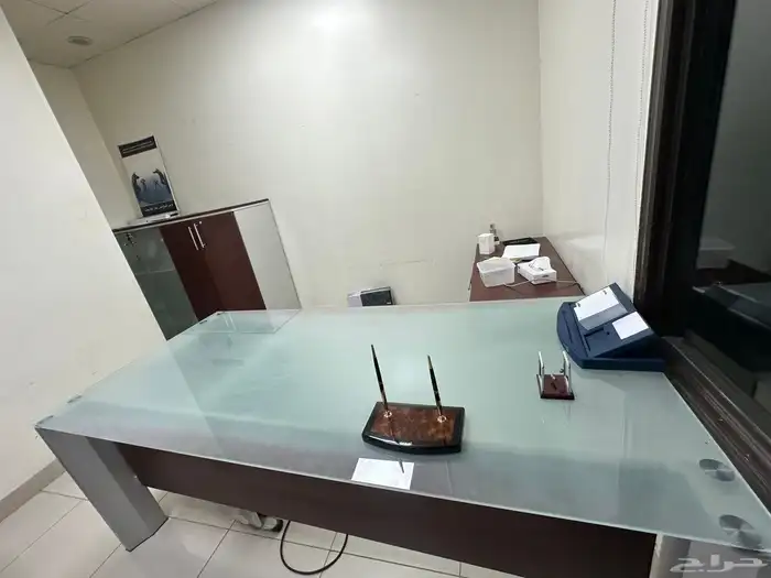 اثاث مكاتب و اضاءات و كراسي مسرح استعمال شبه جديد للبيع 29