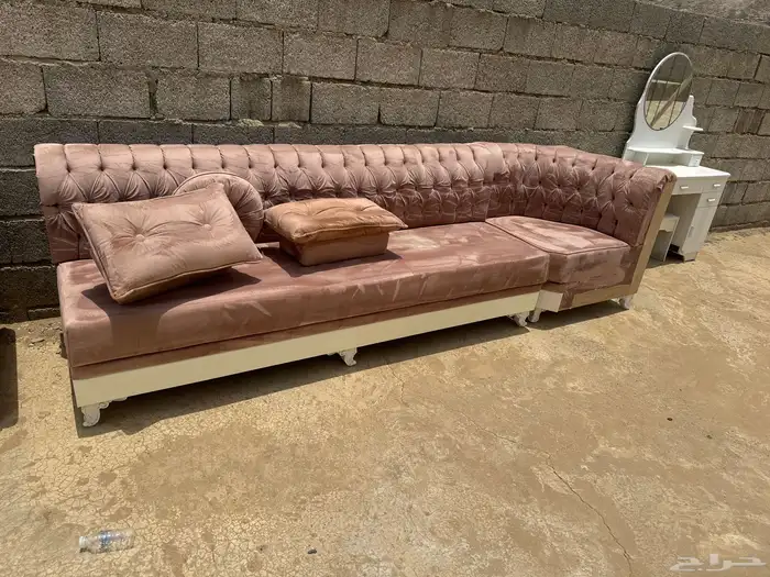 اثاث كنب شبه جديد مع تسريحه و3 طاولات 1