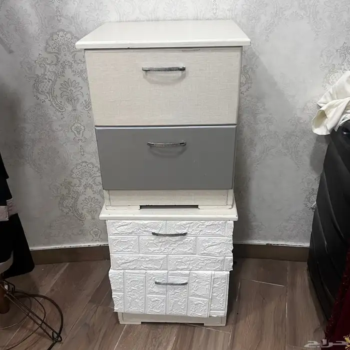 كوميدينة أو طاولة جانبية للسرير 0