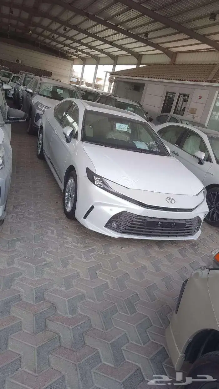 كامري LE بنزين ابيض لولوي 2025 1