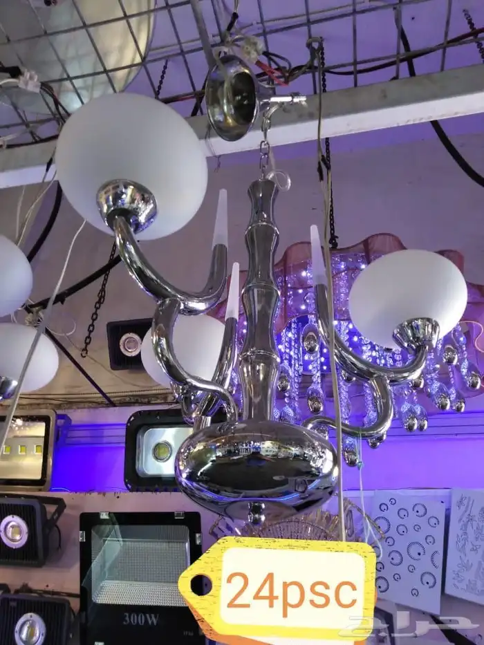 ثريات ( نجف) جديدة بكراتينها للبيع جملة 4