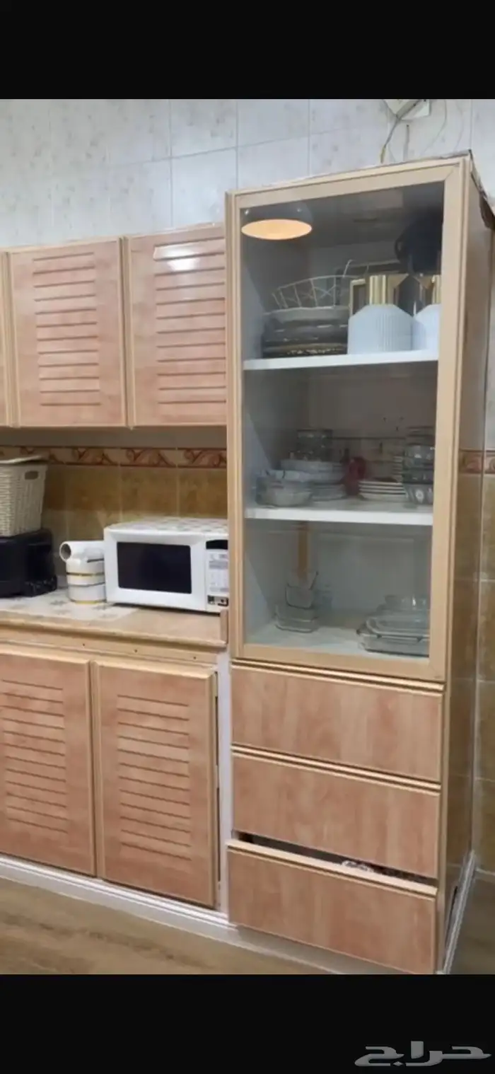 مطبخ نظيف جدا  للبيع مع ثلاثة أبواب خشب 3