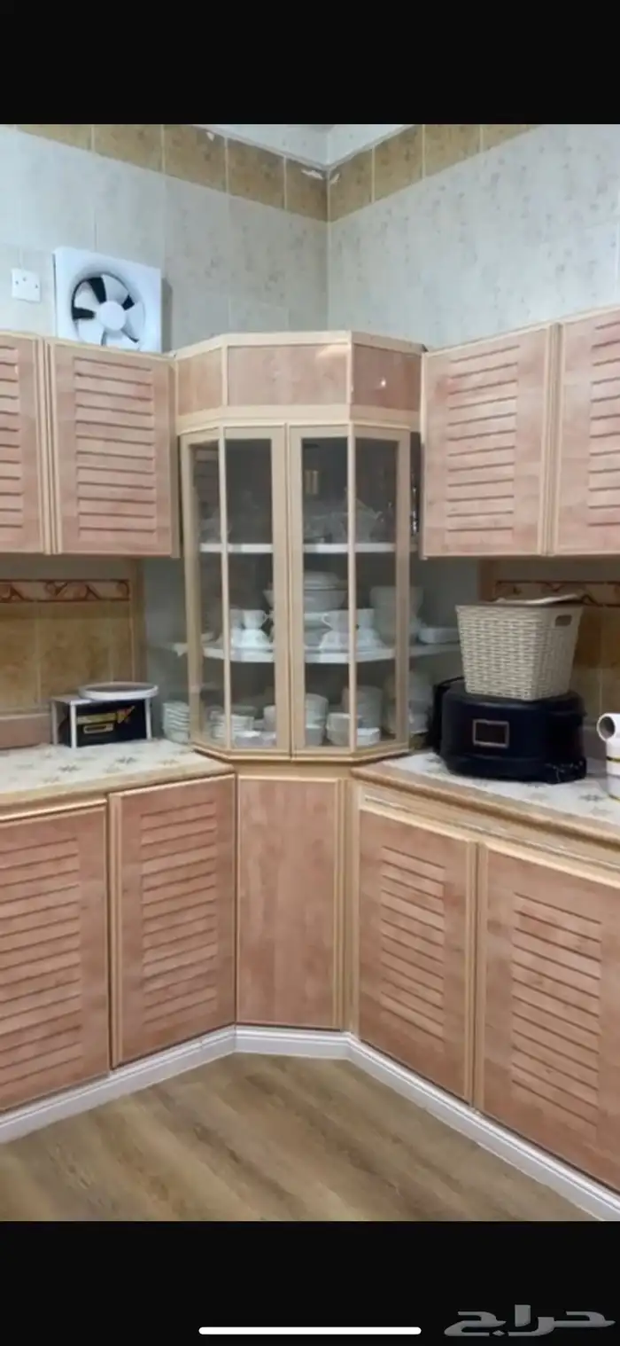 مطبخ نظيف جدا  للبيع مع ثلاثة أبواب خشب 4