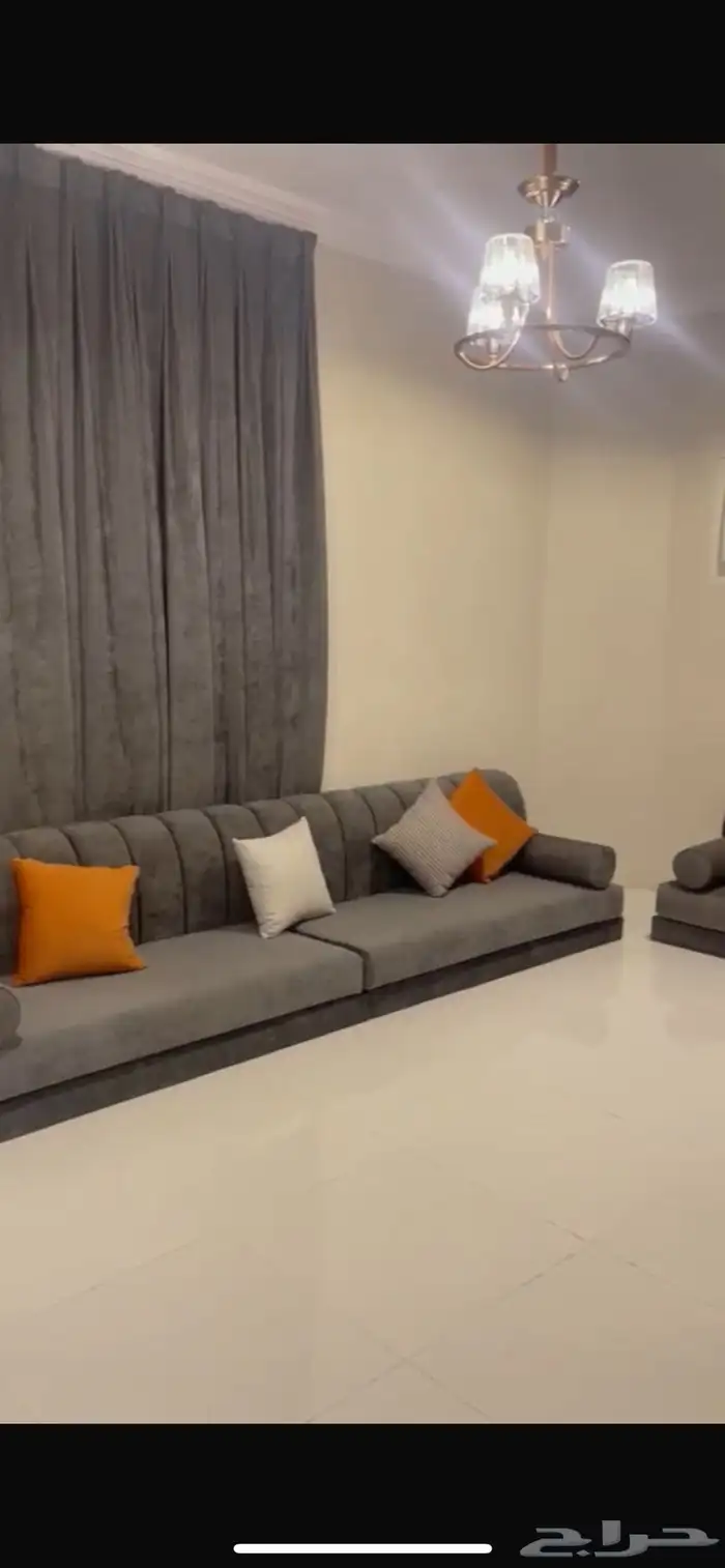 كنب ارضي نضيف ثلاث قطع مقاس 5 في 4 0